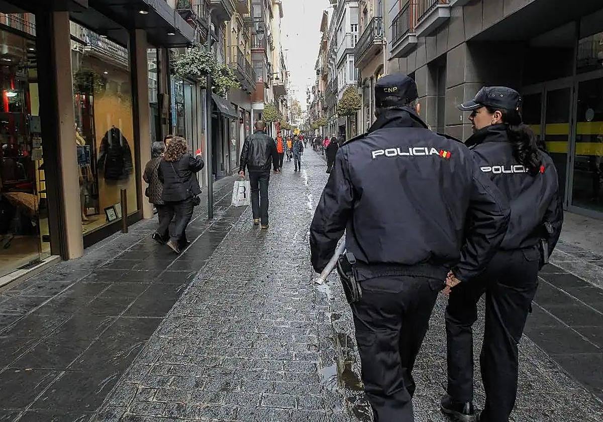 Una pareja de Policía Nacional patrulla por calle Mesones.