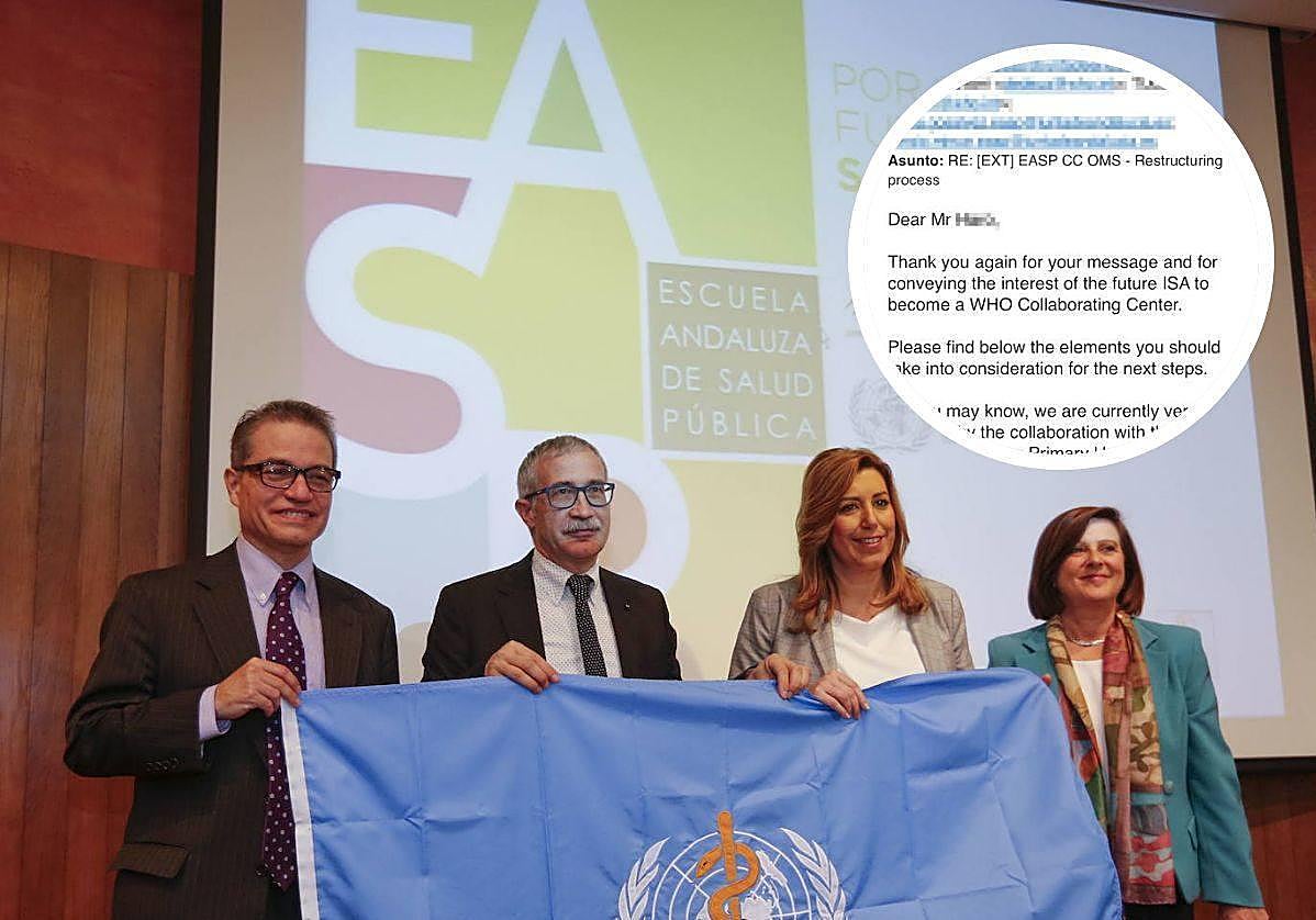 Foto de archivo de Susana Díaz recibiendo de Hernán Montenegro Von Mühlenbrock (i), la bandera de OMS, en presencia del exdirector de la EASP, Joan Carles, y María José Sánchez. A la derecha, el correo electrónico enviado por la OMS.