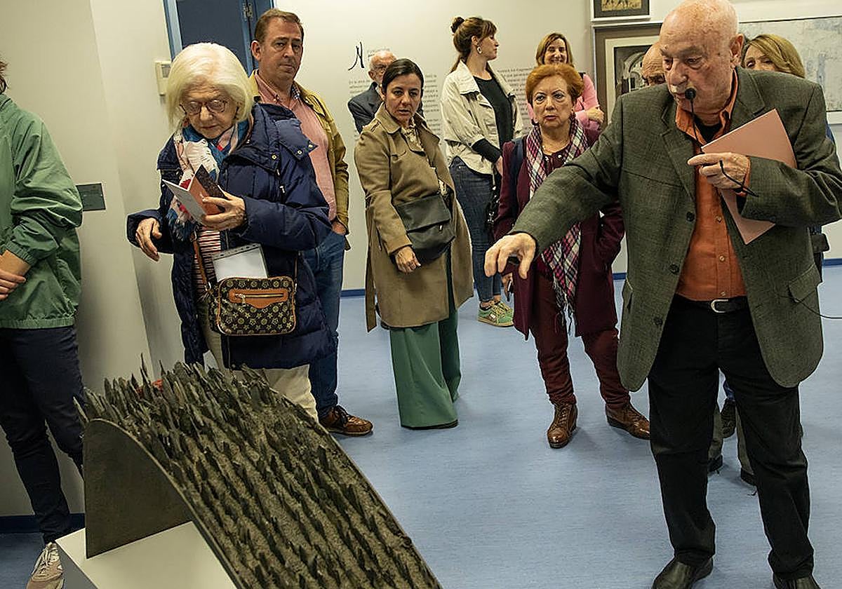 Juan Moral muestra el contenido de su Fundación a un grupo de jienenses.