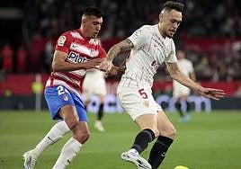 Myrto Uzuni y Lucas Ocampos, en la última visita del Granada al Sevilla, en 2022.