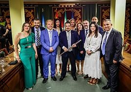 Soledad Carmona, situada detrás del alcalde y a la izquierda, ha dejado el grupo municipal del PP.