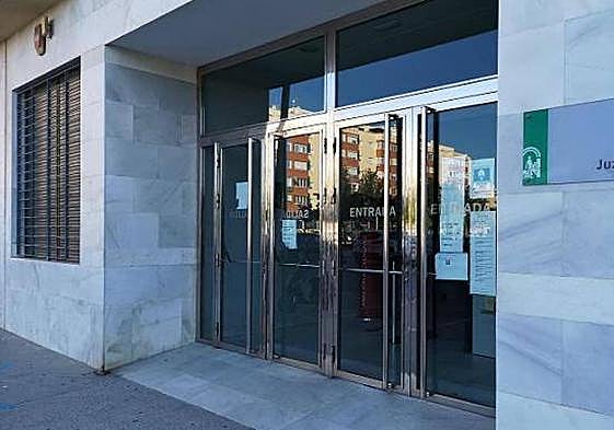 Puerta de los Juzgados de Roquetas de Mar.