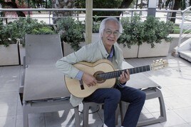 Jiro Yoshikawa posa con la guitarra de bambú en su actual visita a Almería.