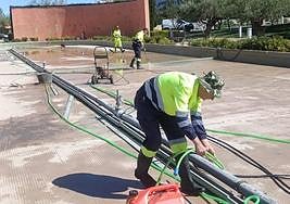 Operarios arreglan algunas de las fuentes de la capital.