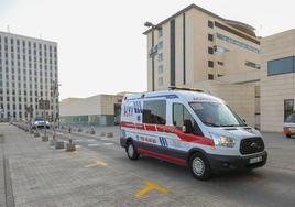 Uno de los accesos al Hospital Clínico San Cecilio.