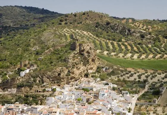 Vista aérea de la localidad de Zagra y los restos de su fortaleza musulmana.