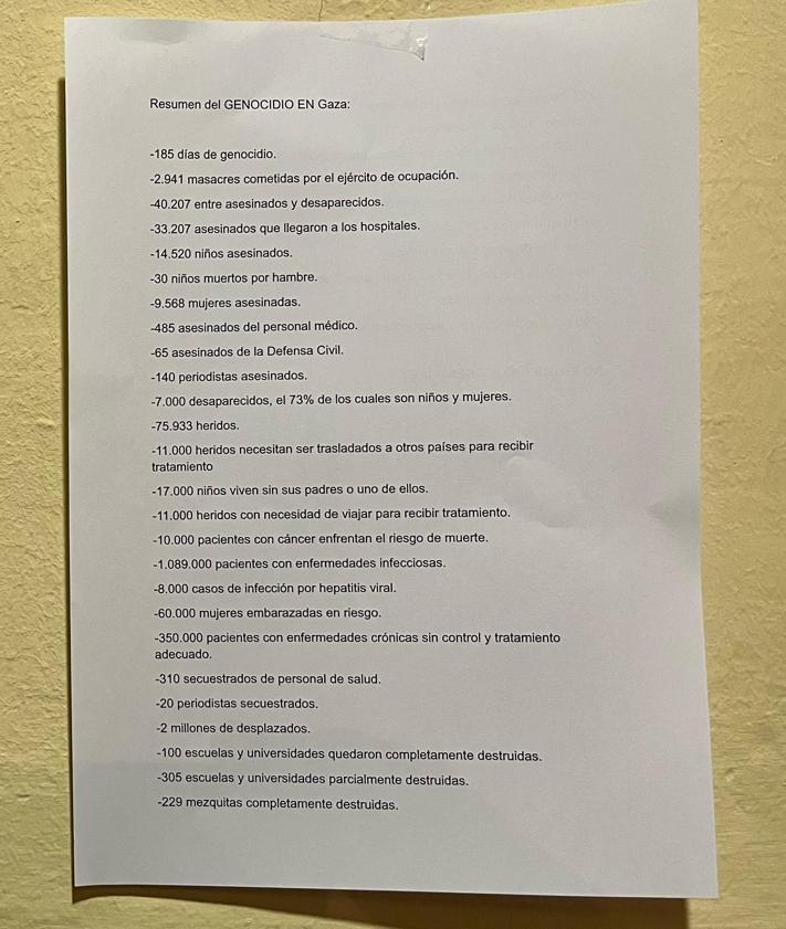 Imagen secundaria 2 - El grupo del encierro, en el exterior y el interior del local, leyendo el manifiesto. 