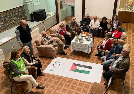 Grupo de participantes en el encierro solidario, en el local de los jesuitas, en Gran Vía, junto a la Iglesia del Sagrado Corazón.