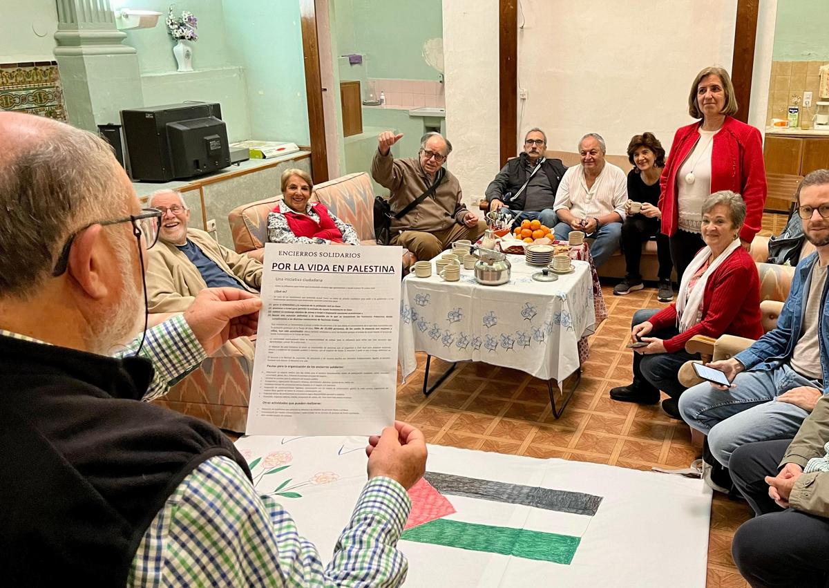 Imagen secundaria 1 - El grupo del encierro, en el exterior y el interior del local, leyendo el manifiesto. 