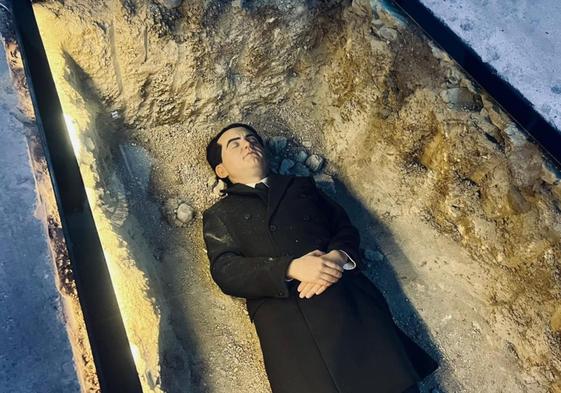 Escultura de Lorca en su tumba realizada por el artista Eugenio Merino