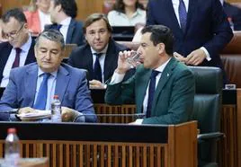 El presidente de la Junta de Andalucía, Juanma Moreno, bebe agua tras una intervención este jueves en el Parlamento andaluz