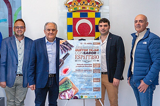 Resposanbles municipales, durante la presentación de la feria gastronómica.