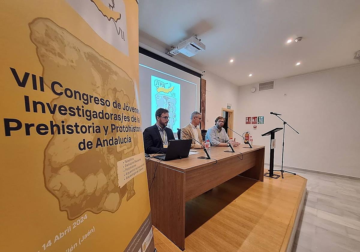 Inauguración del congreso, con el alcalde, el concejal de Patrimonio y un joven investigador.