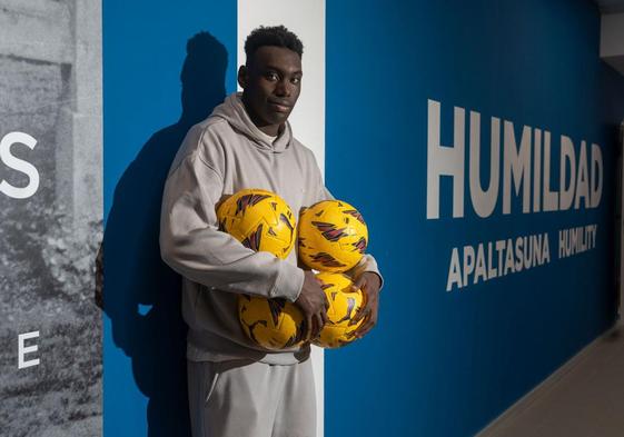 Samu Omorodion posa con varios balones en los brazos en las instalaciones del Alavés en Vitoria.