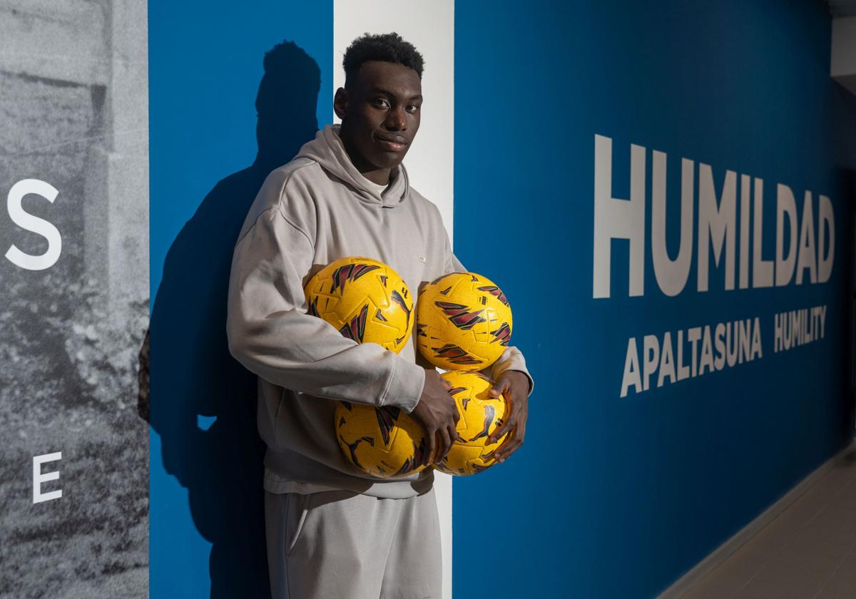 Samu Omorodion posa con varios balones en los brazos en las instalaciones del Alavés en Vitoria.