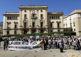 Concentración convocada por la plataforma ciudadana 'La Alameda no se toca' este sábado en la plaza de Santa María.