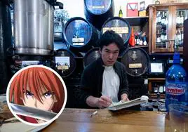 Masahiro Emoto dibuja detrás de la barra de las Bodegas Castañeda. En el círculo, Kenshin, protagonista de una de los animes en los que ha trabajado.