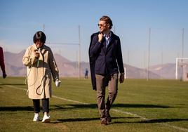 La presidenta, Sophia Yang, y el director deportivo, Matteo Tognozzi, en un entrenamiento del curso.