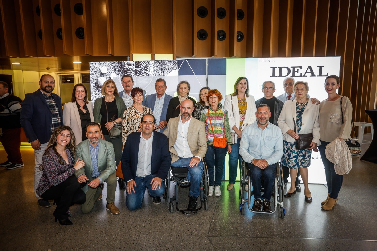 Israel Navarro, Roda Marcos, Conchi Gámez, José Antonio Ramírez, María Martín, Francisco Ramírez, Mª Rosa Ramírez, Josefa Ramírez, Josefa Martín, Lourdes Madrona, Enrique Molina, José Madrona, Manuela Rodríguez y María Jesús Moreno. Delante, Sonia Machado, Vicente Montero, Luis Rodríguez, Francisco Ramírez y Jorge Jiménez.