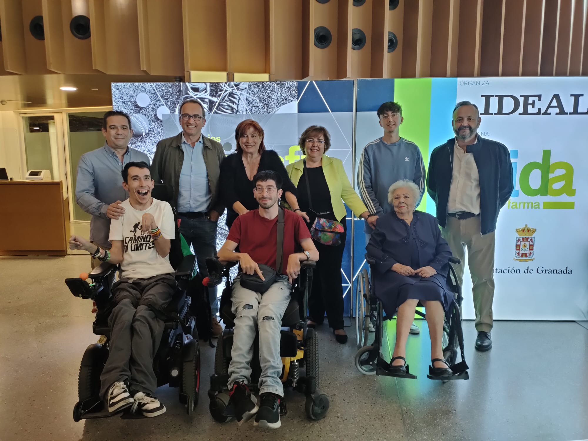 De izquierda a derecha, Ricardo Llácer, Cristóbal Rodríguez, Ana Fernández, Piedad Cascales, Jorge Ballesteros y Jesús Ballesteros. Delante, Juan Luis Marfil, José Zamora y Piedad Martínez.