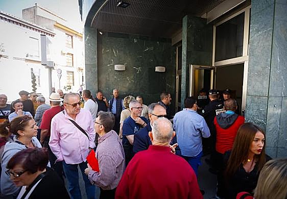Puertas del Ayuntamiento de Maracena tras la suspensión del pleno.