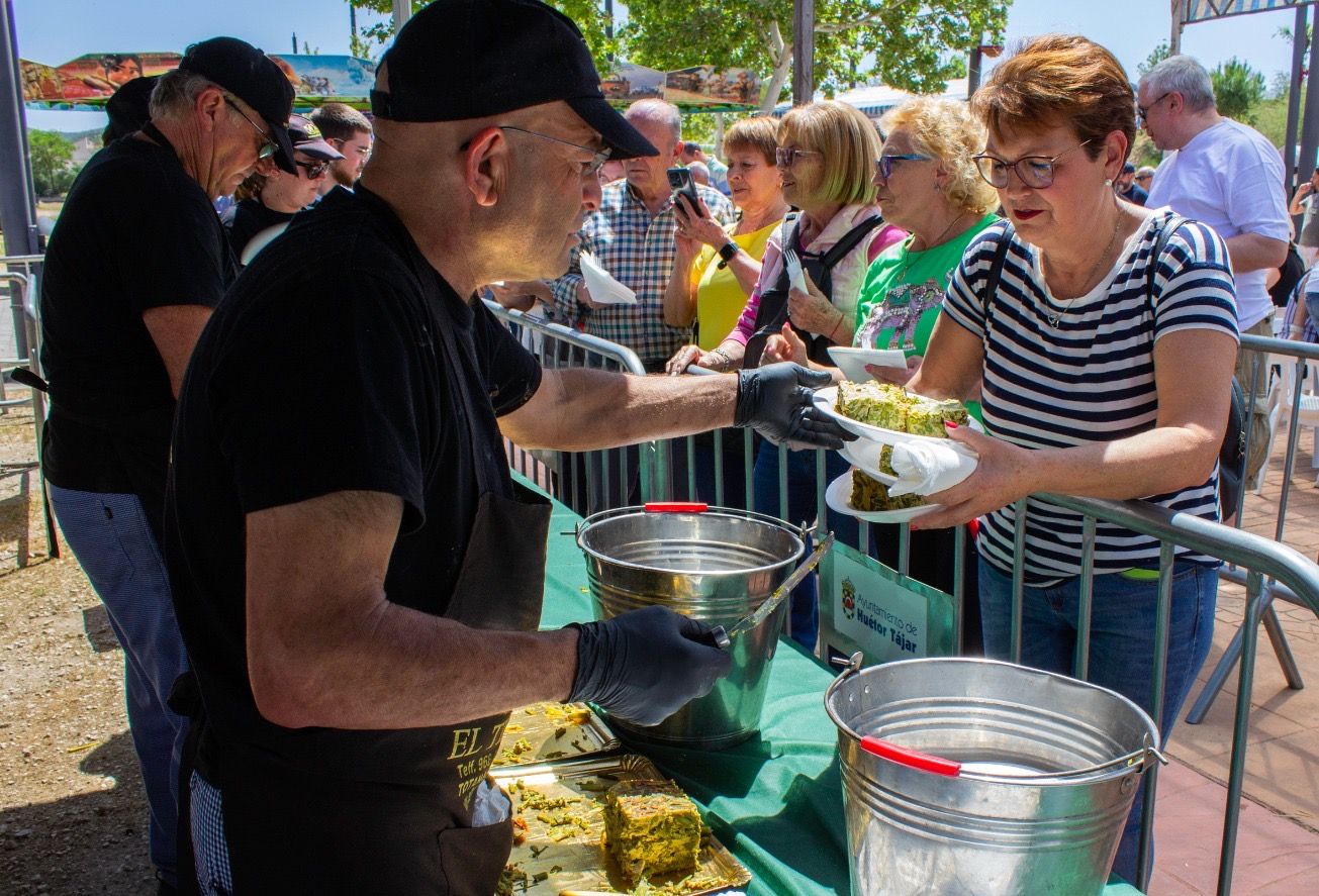 Huétor Tájar elabora la tortilla de espárragos más grande del mundo