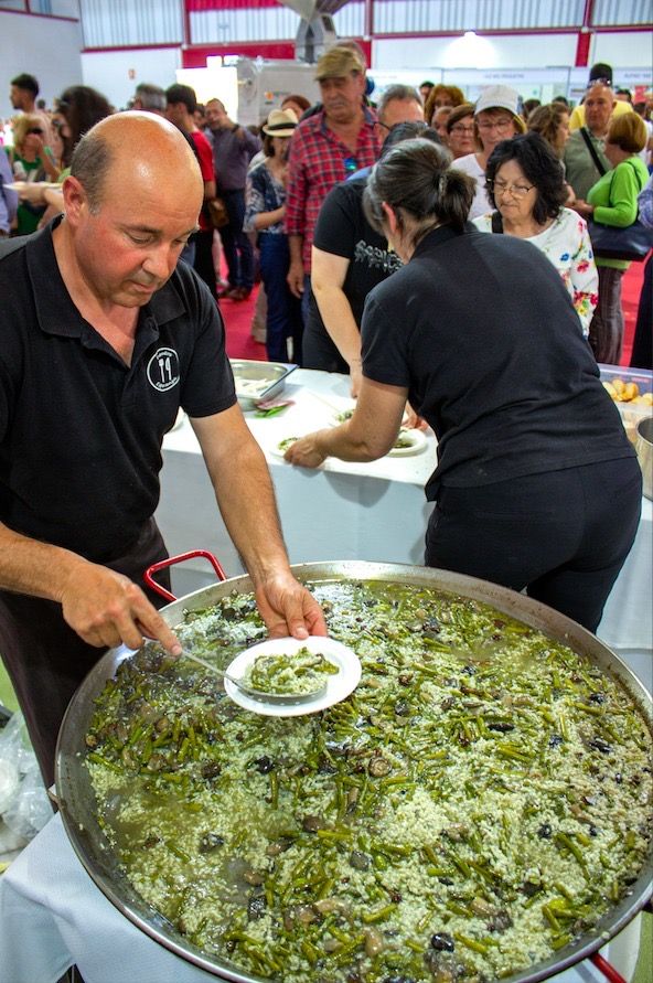 Huétor Tájar elabora la tortilla de espárragos más grande del mundo