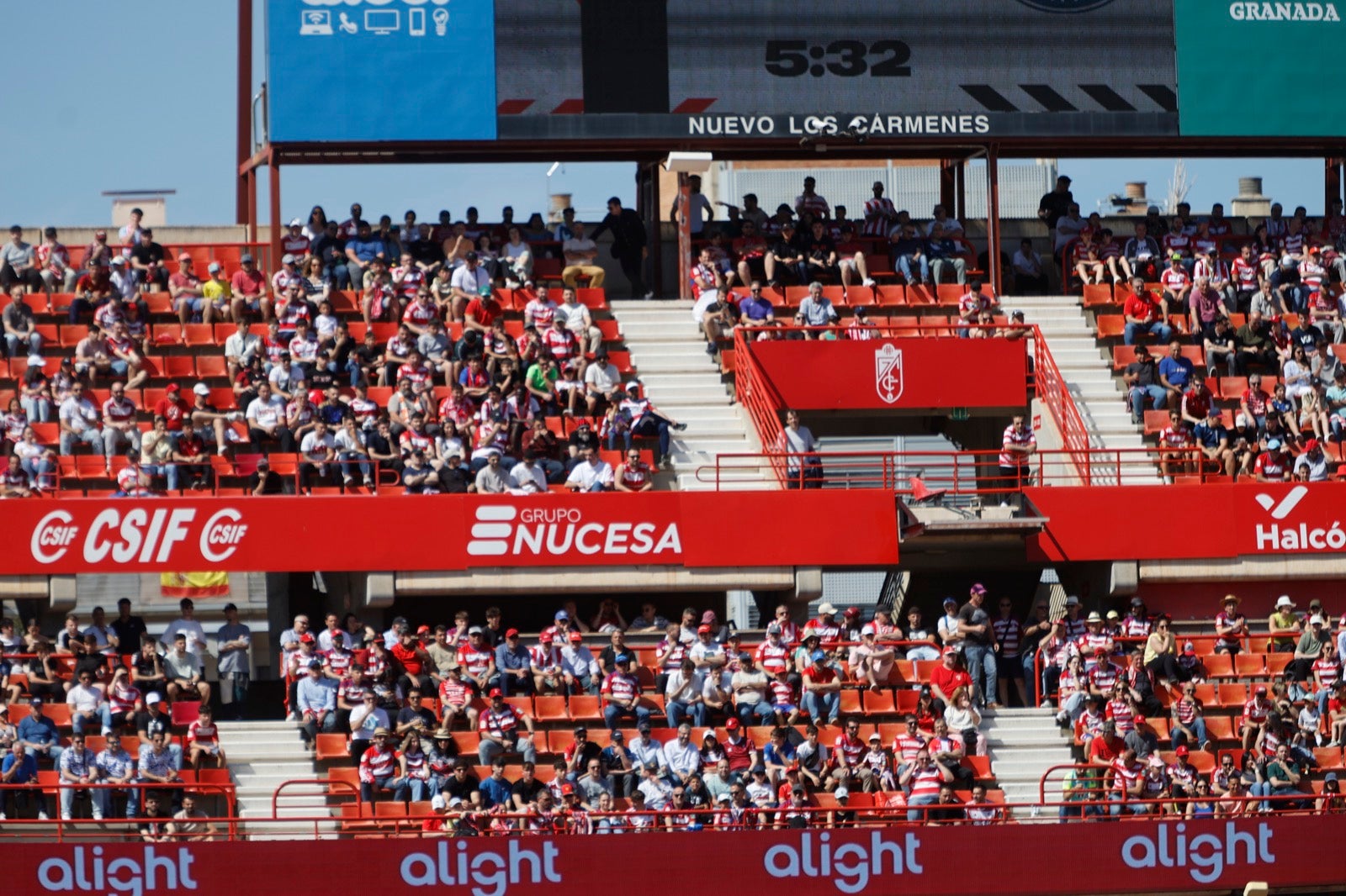 Encuéntrate en la grada en el partido entre Granada y Alavés