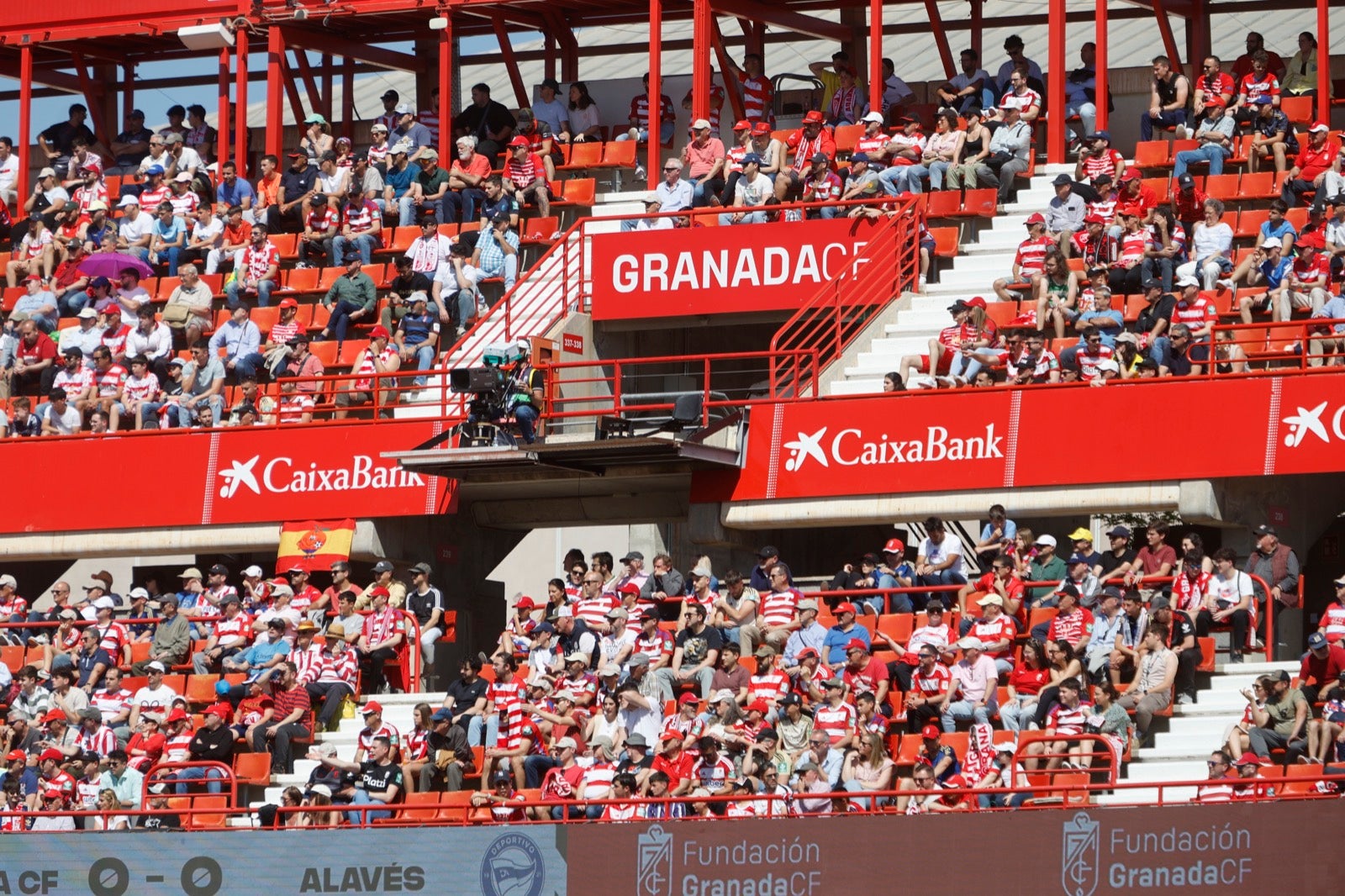 Encuéntrate en la grada en el partido entre Granada y Alavés