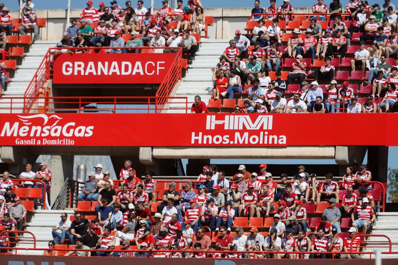 Encuéntrate en la grada en el partido entre Granada y Alavés