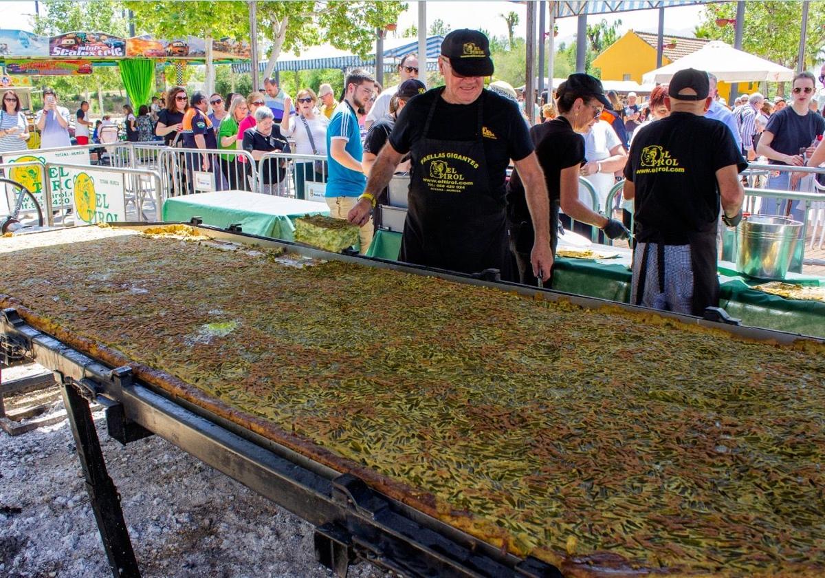 Huétor Tájar elabora la tortilla de espárragos más grande del mundo