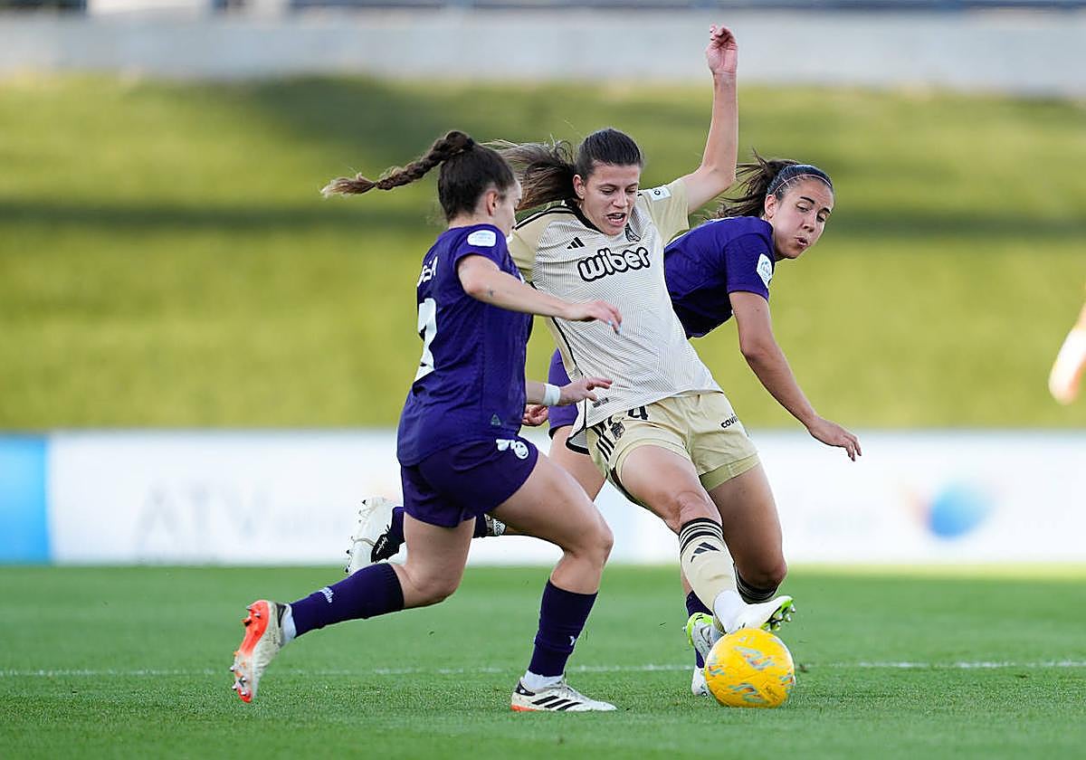 Carlota pelea la pelota con Teresa en una de las acciones del encuentro.
