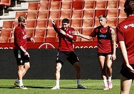 Kamil Józwiak, Sergio Ruiz y Myrto Uzuni, durante el entrenamiento del Granada ayer.