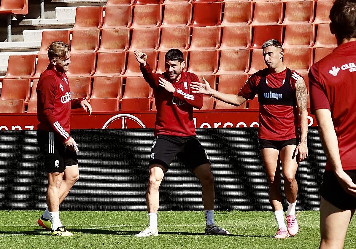 Kamil Józwiak, Sergio Ruiz y Myrto Uzuni, durante el entrenamiento del Granada ayer.
