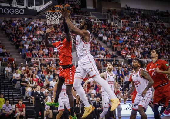 Malik Dime tapona el tiro de Ojeleye.