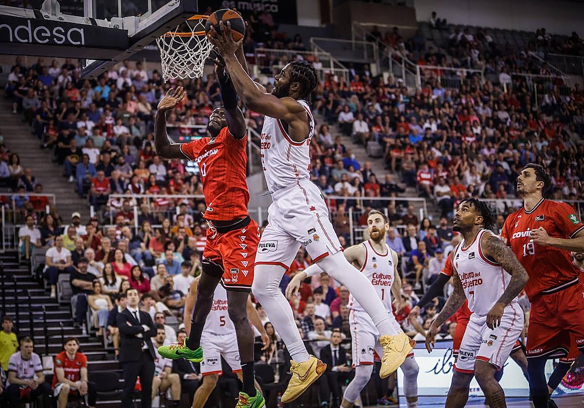 Malik Dime tapona el tiro de Ojeleye.