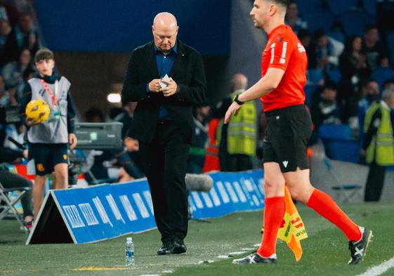 Pepe Mel, libreta en mano, en el área técnica del Reale Arena.