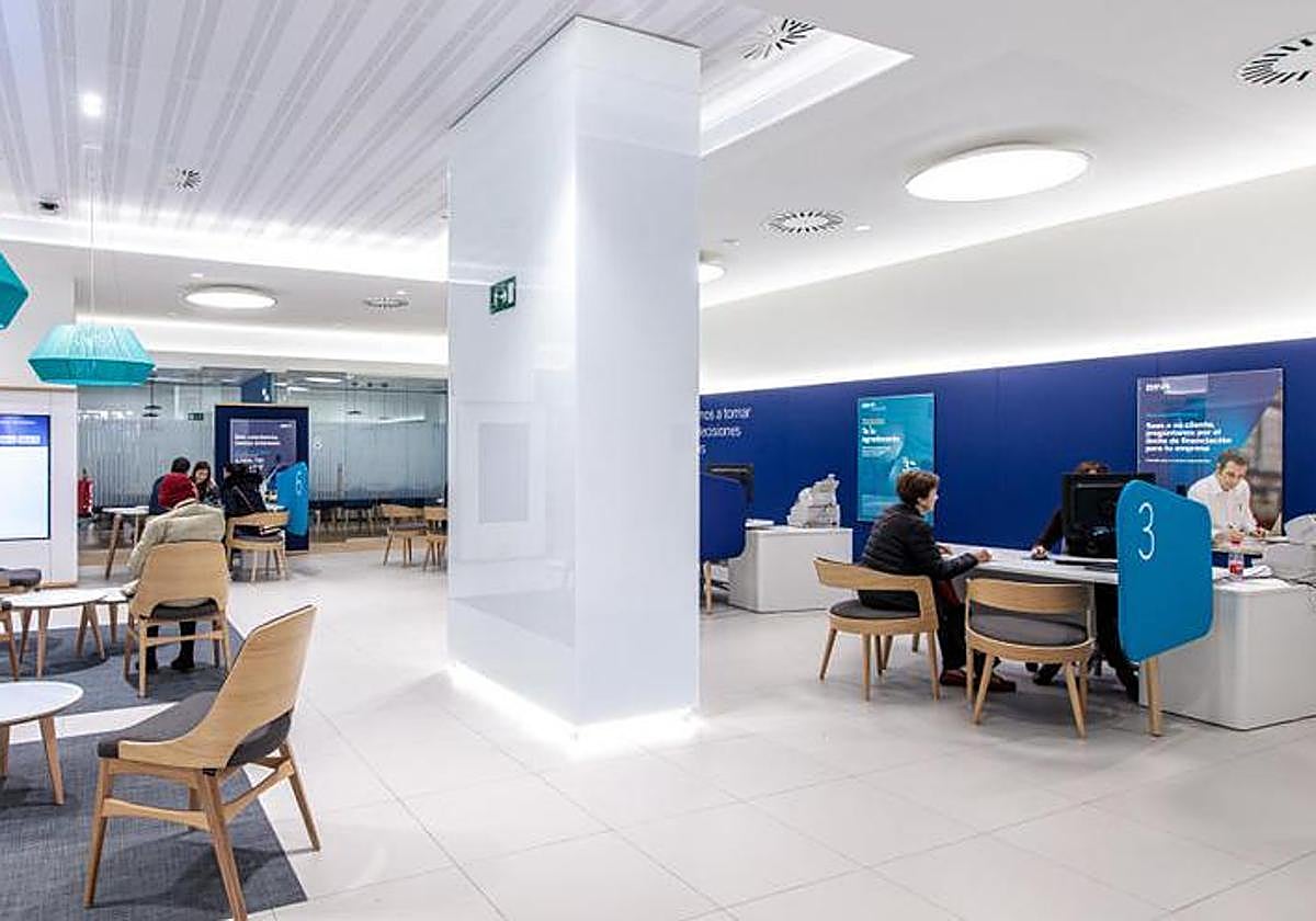 BBVA lanza un menseja a clientes por sus salarios