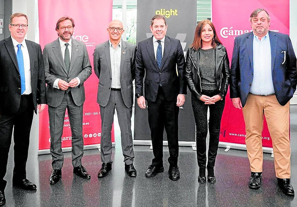 Los responsables de Alight, Cámara Granada, el máster y las administraciones públicas que acudieron para respaldar la presentación.