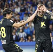 Embarba celebra uno de sus goles a la Real Sociedad.