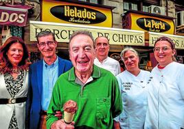 La segunda generación de Helados La Perla, José Molina, de 83 años, rodeado de la familia que continua el negocio.