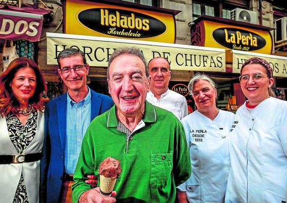 La segunda generación de Helados La Perla, José Molina, de 83 años, rodeado de la familia que continua el negocio.
