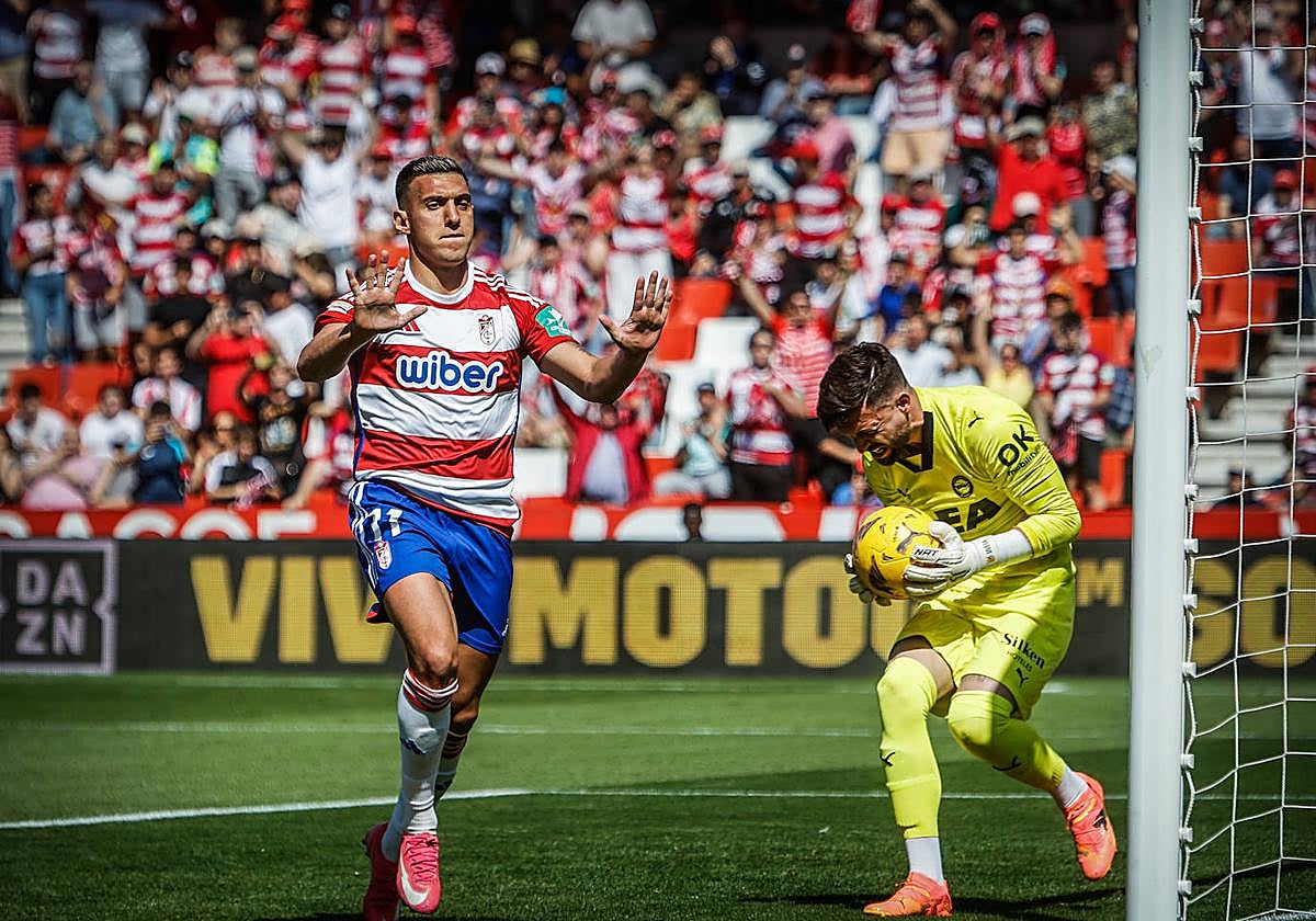 Myrto Uzuni señala con los dedos los diez goles que suma.