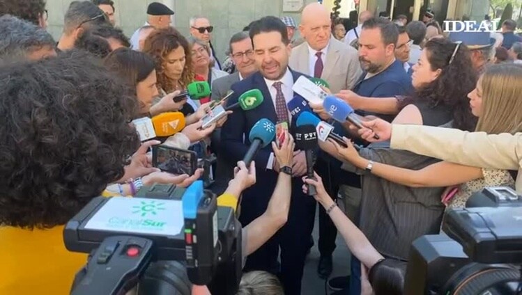 Noel López habla con los periodistas a la entrada al pleno que devolverá al PSOE la alcaldía de Maracena