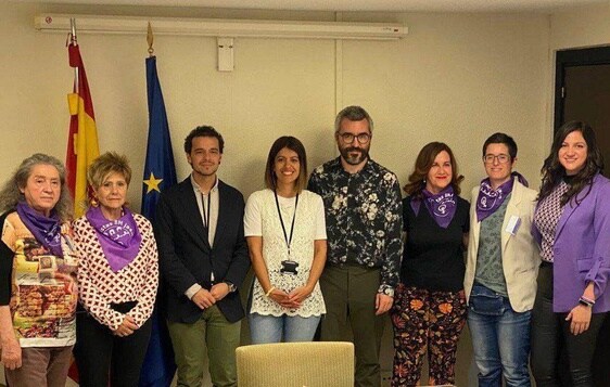 Representantes del colectivo Feministas 8-M en el Ministerio de Sanidad.