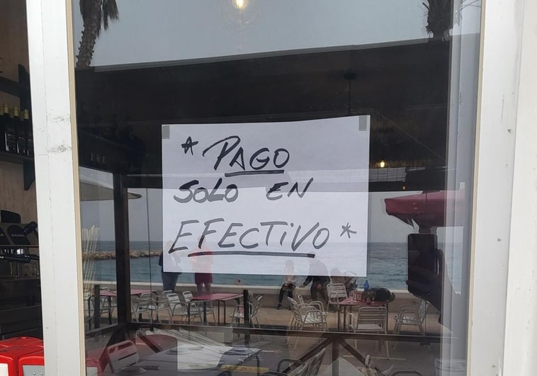 «Un fin de semana malo»: el bar de Granada viral por su cartel 'en efectivo'