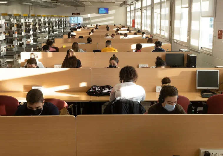 La Universidad de Granada ofrece 17 puestos de trabajo como auxiliar de biblioteca