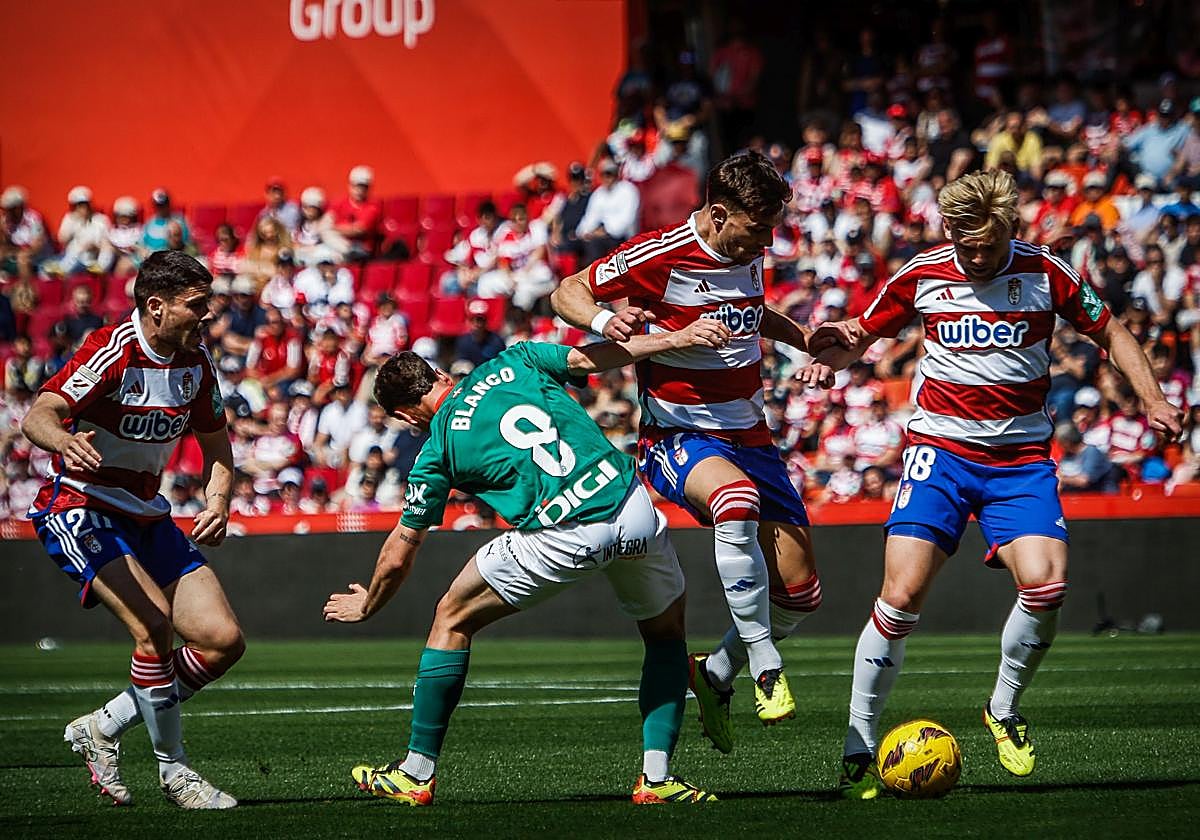 Kamil Józwiak, a la derecha, intenta llevarse un balón dividido durante el partido contra el Alavés.