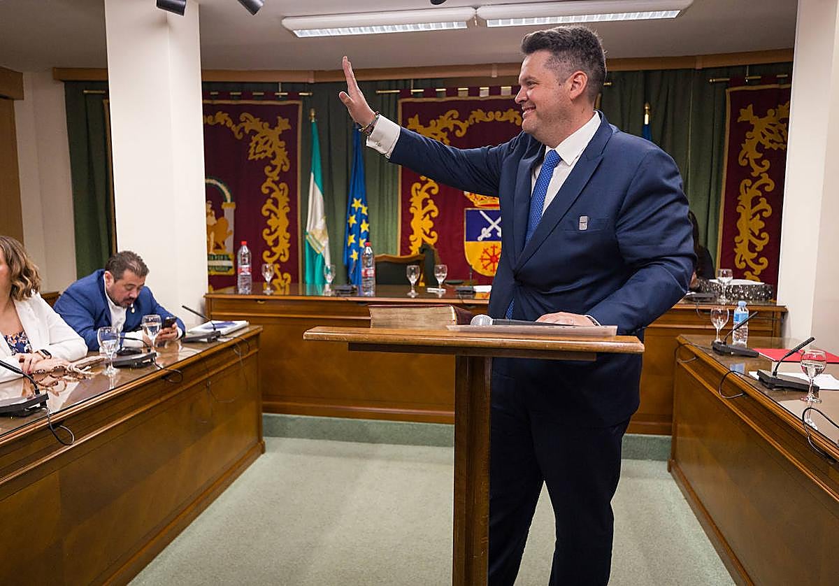 Carlos Porcel saluda a los simpatizantes tras jurar su cargo como alcalde.