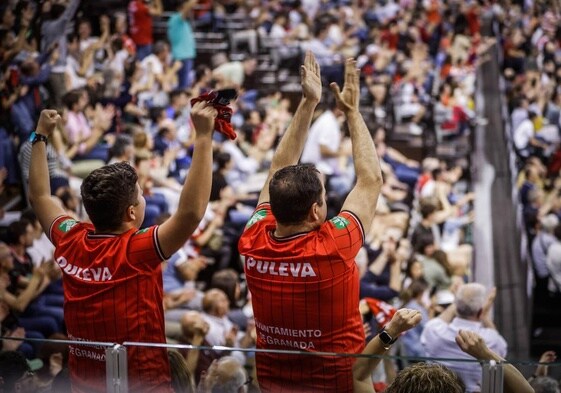 Aficionados granadinos de dos generaciones animan al Covirán en el palacio de los Deportes.